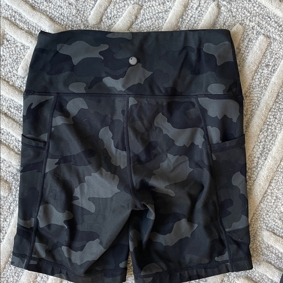 Yogalicious camo shorts 7 inch inseam - Picture 2 of 4
